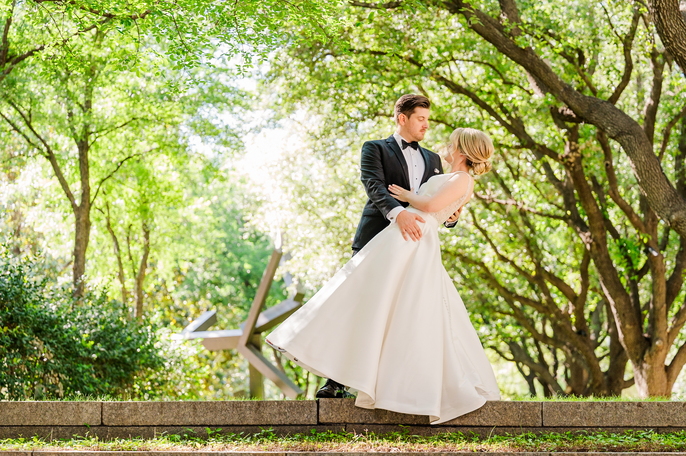 Bride and Groom pose at their Nasher Sculpture Center Wedding
